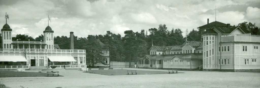 Seurahuone ja kylpylä 1900-luvun alussa. Societetshuset och Hangö bad i början på 1900-talet. The restaurant building and the spa buildling in the early 1900s.