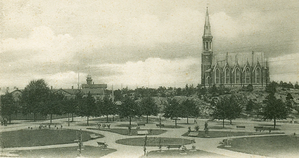 Hangon kirkko ja raatihuonentorin puisto 1890-luvulla. Hangö kyrka och rådhustorgets park på 1890-talet. The church of Hanko and the park in the 1890s.