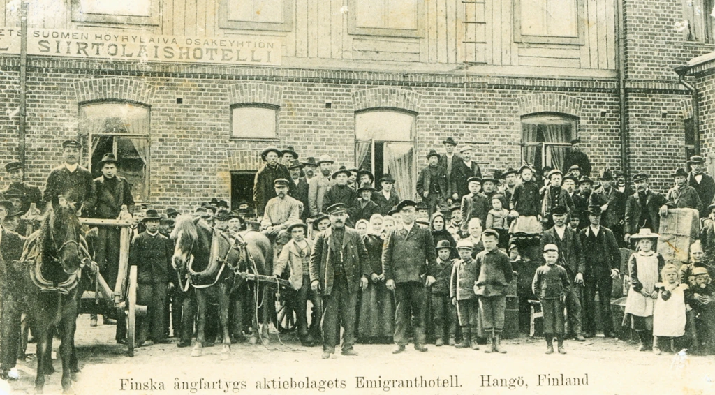 Siirtolaisia hangon siirtolaishotellin edustalla. Emigranter framför Hangös emigranthotell. Emigrants in front of the emigrant hotel in Hanko.