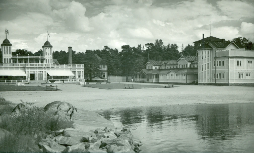 Seurahuone ja kylpylä 1900-luvun alussa. Societetshuset och Hangö bad i början på 1900-talet. The restaurant building and the spa buildling in the early 1900s.