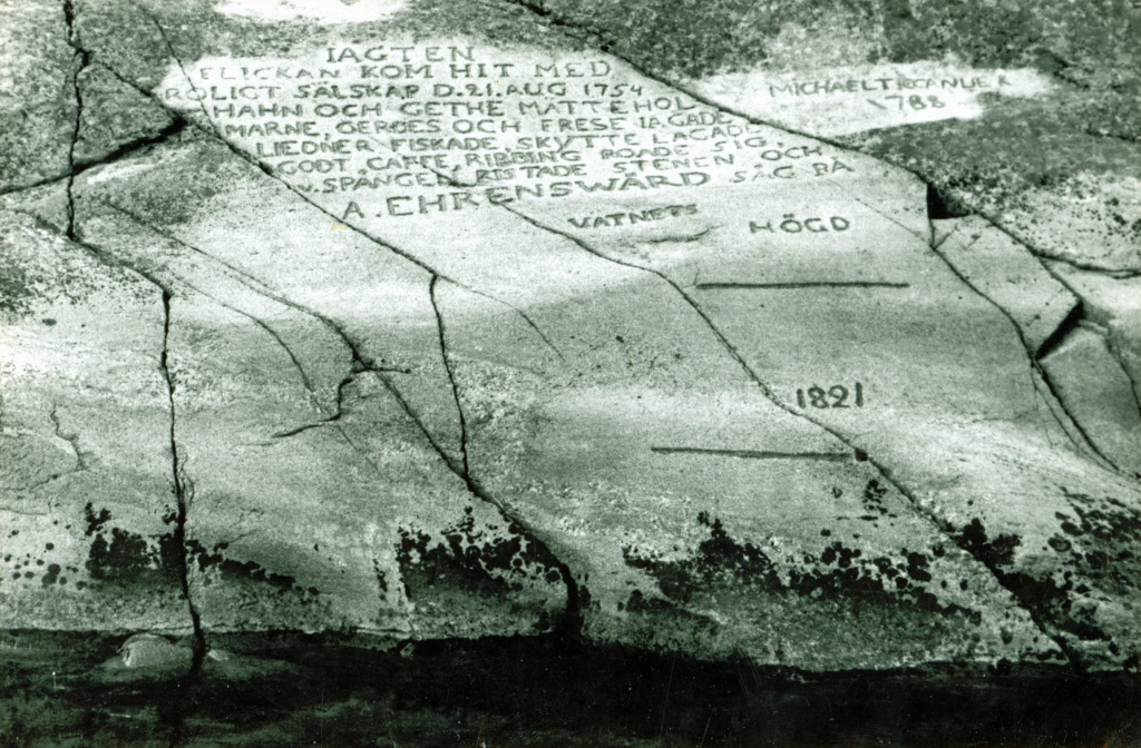 A. Ehrensvärdin kallionhakkaus vuodelta 1821 Hauensuolella. A. Ehrensvärds inristning från 1821 på Gäddtarmen. A.Ehrensvärdin kaiverrus vuodelta 1821 on the cliffs of Gäddtarmen.