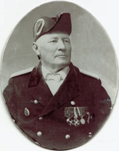 vanha mustavalkoinen miehen kasvokuva