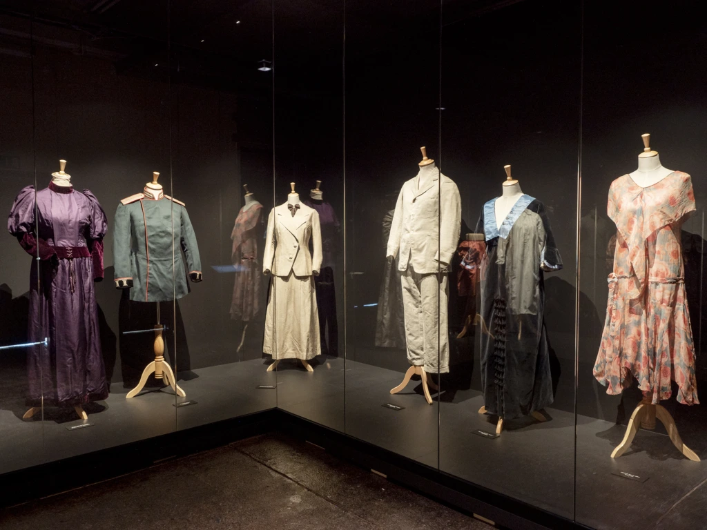 vanhoja pukuja museon näyttelyssä