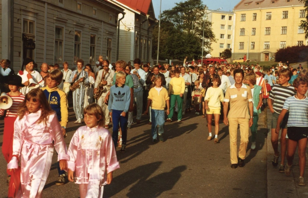 Ihmisiä kulkee kaupungin kadulla kesäaikaan